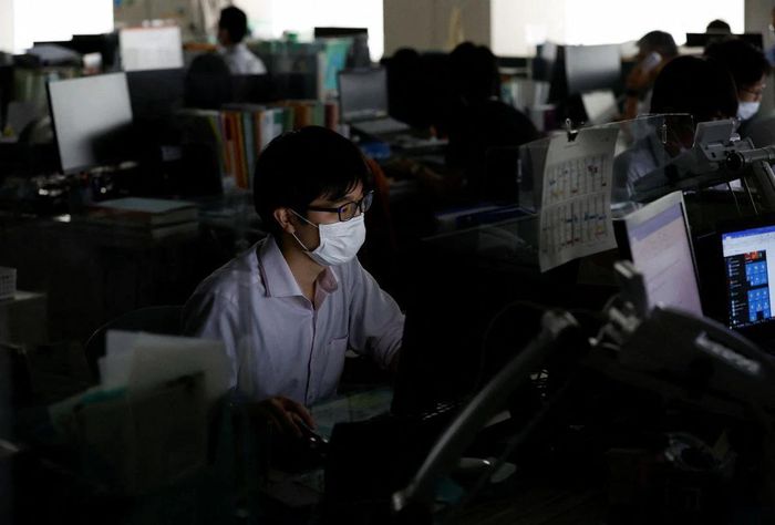  Văn phòng chính phủ ở Tokyo tắt bớt đèn vào ban ngày nhằm hưởng ứng lời kêu gọi tiết kiệm điện hôm 30/6. Ảnh: Reuters. 