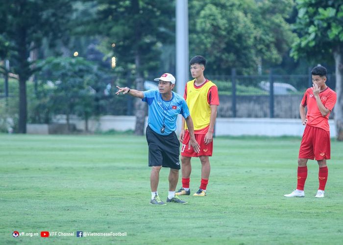 U19 Việt Nam rèn bài tấn công. ảnh VFF