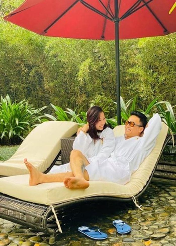 Hồng Đăng từng mắng thẳng mặt antifan chê bai Anh Đào: "Em vào nhà người khác chê bai đủ thứ trong khi em có hơn gì đâu? Giờ ai gặp em rồi chê em đủ thứ thì em vui không? Cái này là do giáo dục từ bé đấy em ạ. Thiếu căn bản rất nguy hiểm. Đừng nghĩ thẳng thắn là thể hiện tính cách mà đấy là vô học". Ảnh: Vietnamnet