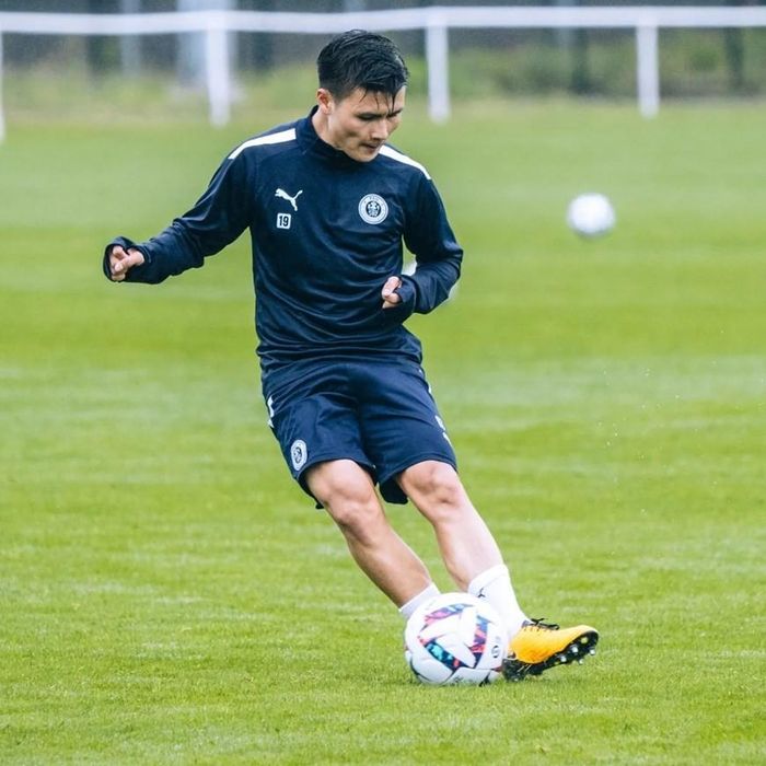 Không lâu sau khi gia nhập Pau FC với bản hợp đồng có thời hạn 2 năm, Quang Hải đã có buổi tập đầu tiên với đồng đội tại Pháp. (Nguồn: Pau FC)