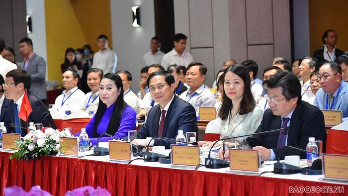Bộ trưởng Ngoại giao Bùi Thanh Sơn, Bí thư tỉnh ủy Vĩnh Phúc Hoàng Thị Thúy Lan và lãnh đạo các bộ ngành Trung ương và địa phương dự Hội nghị "Vĩnh Phúc trong kết nối hợp tác và phát triển Việt Nam - Nhật Bản" năm 2022. (Ảnh: Tuấn Anh )