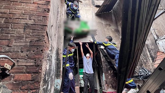 Lực lượng cứu hộ, cứu nạn đưa nạn nhân ra khỏi hiện trường