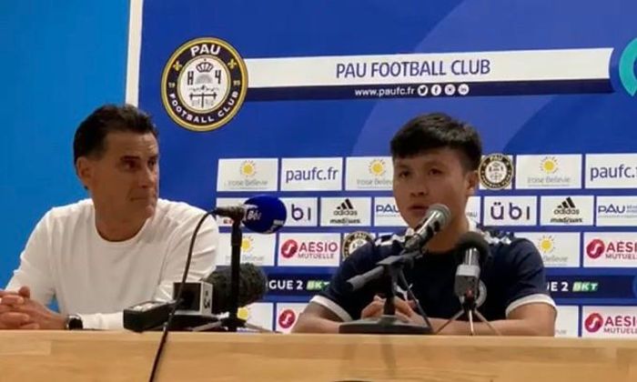 Quang Hải tự tin trong cuộc họp báo ra mắt Pau FC.