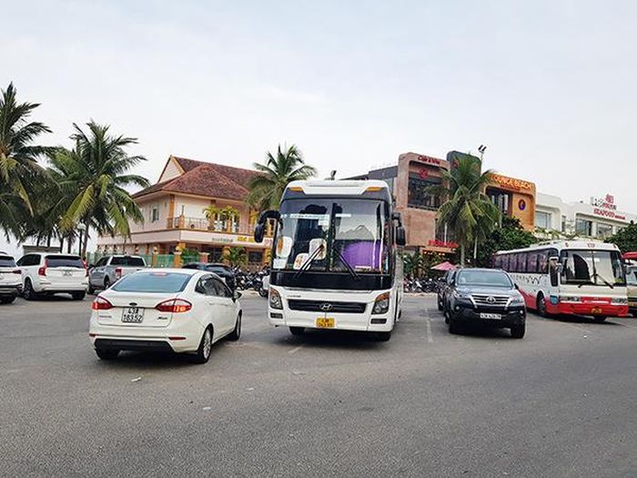 Sau thời gian dài phải đóng cửa do ảnh hưởng dịch COVID-19, các nhà hàng ven biển Đà Nẵng nay đã nhộn nhịp trở lại.