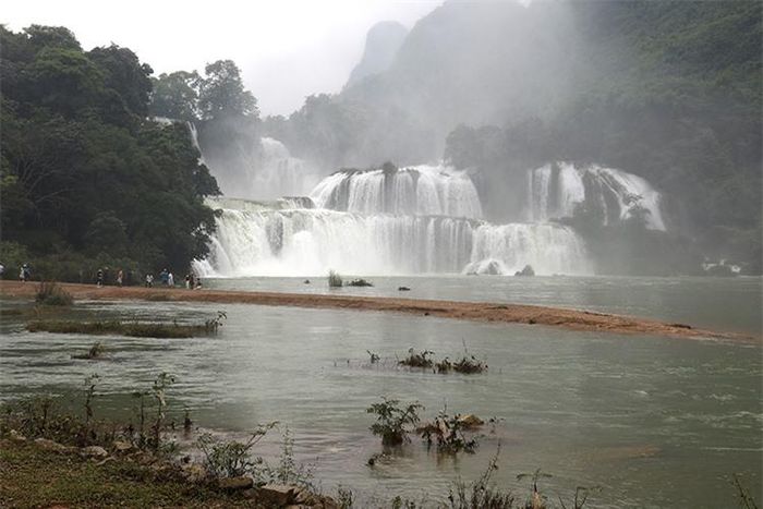 Mùa hè, du khách có thể ngắm thác nước mờ ảo trong ánh bình minh.