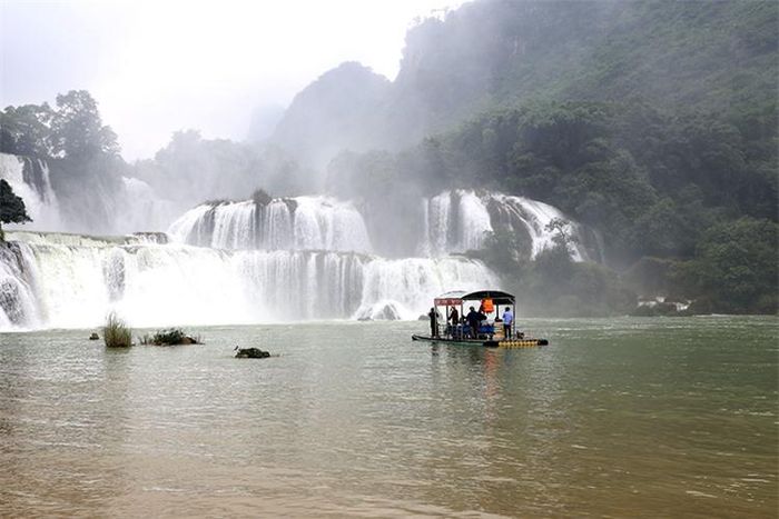 Dưới chân thác là mặt sông phẳng rộng, trong xanh, hiền hòa, nơi nhữngchiếc thuyền nhẹ lướt sóng đưa du khách dạo quanh tạo nên một bức tranh tuyệt tác nơi miền biên cương Tổ quốc.