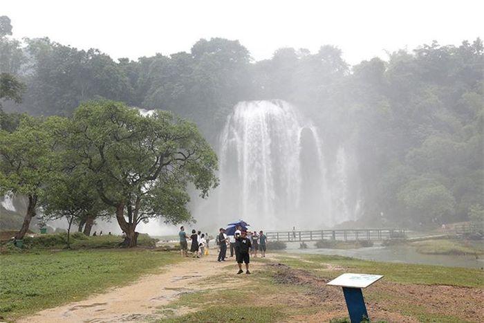 Thác Bản Giốc chia làm nhiều tầng đá vôi trải dài và mang những nét hoang sơ, mộc mạc.