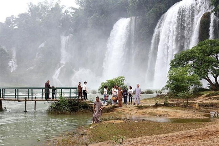 Nhiều tạp chí du lịch nổi tiếng thế giới đã bình chọn thác Bản Giốc là 1 trong 10 thác nước kỳ vĩ nhất thế giới.