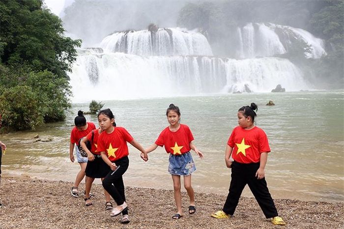 Từng đoàn học sinh các tỉnh trong cả nước đến tham quanthiên nhiên hùng vĩ, địa chất độc đáo của công viên Địa chất toàn cầu Non nước Cao Bằng.