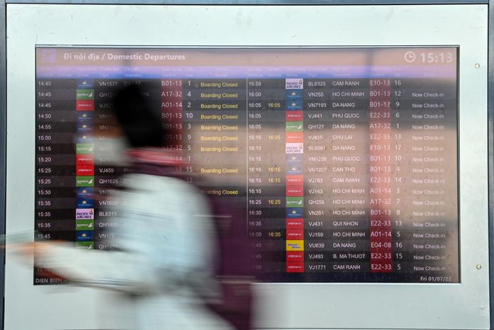  Chỉ hơn 2 giờ, có 36 chuyến bay từ Nội Bài đi các tỉnh, thành, phần lớn trong tình trạng chật kín chỗ. Cảng HKQT Nội Bài khuyến cáo hành khách đi lại trong mùa cao điểm cần chuẩn bị giấy tờ tùy thân đầy đủ, đến sớm, làm thủ tục check-in xong thì xếp hàng hoàn thiện thủ tục an ninh. 