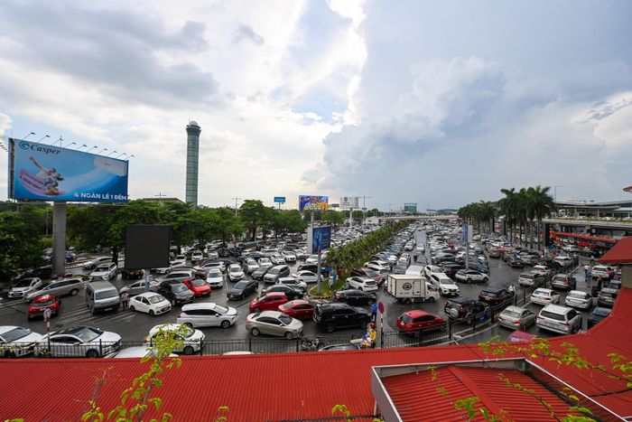  Khu vực bãi đỗ xe rộng 17.800 m2 nhưng luôn trong tình trạng chật kín cả ngày. 