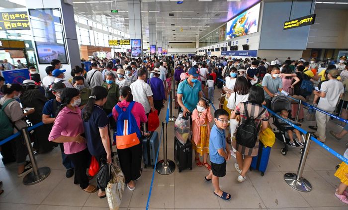  Theo đại diện Cảng hàng không quốc tế Nội Bài, hiện lượng khách qua sân bay Nội Bài liên tục lập đỉnh mới. Dự báo đầu tháng 7, mỗi ngày có thể đón tới 110.000 lượt khách. 