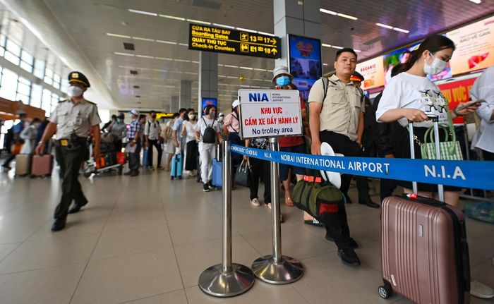  Cửa an ninh tại sảnh E nhà ga T1 luôn trong tình trạng xếp hàng dài, mỗi khách phải chờ đợi 5-10 phút mới đến lượt làm thủ tục. 