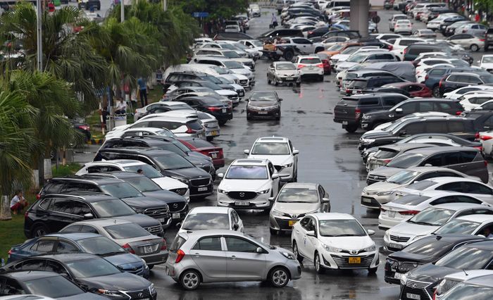 Một số ôtô quay đầu trong bãi xe ngay lập tức gây ra tình trạng ùn tắc cục bộ. 