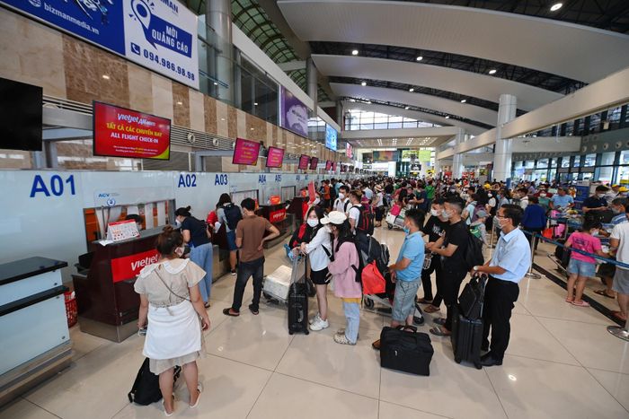  Để đáp ứng nhu cầu đi lại của người dân trong dịp hè năm nay, các quầy làm thủ tục tại sảnh A, B và E của sân bay được mở toàn bộ, hoạt động hết công suất. 