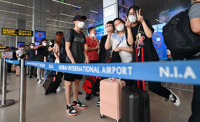  "Tại sân bay, khu vực đông khách nhất là ở bãi đỗ xe và khu vực kiểm tra an ninh, tôi phải mất 15 phút xếp hàng mới làm xong thủ tục này", Uyên (ở Hà Nội) cùng gia đình đi du lịch ở các tỉnh Tây Nguyên chia sẻ. 