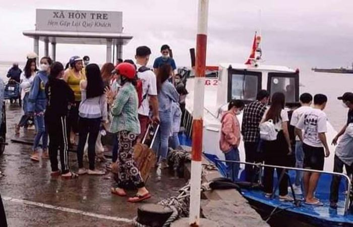 Học sinh huyện đảo Kiên Hải (Kiên Giang) xuống tàu vào đất liền dự thi tốt nghiệp THPT năm 2021.
