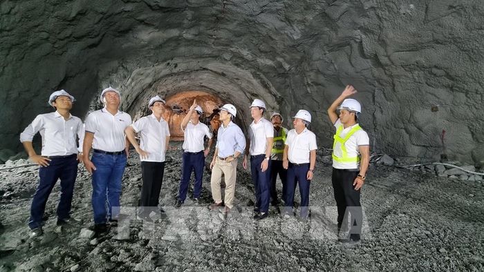 Thứ trưởng Bộ Giao thông vận tải Lê Anh Tuấn cùng đoàn công tác kiểm tra tiến độ triển khai thi công hầm Núi Vung (tỉnh Ninh Thuận). Ảnh: Nguyễn Thành – TTXVN