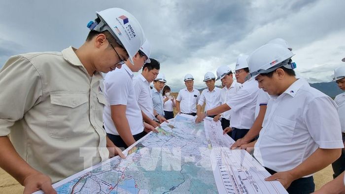Thứ trưởng Bộ Giao thông vận tải Lê Anh Tuấn cùng đoàn công tác kiểm tra tình hình triển khai thi công dự án cao tốc Cam Lâm – Vĩnh Hảo đoạn qua địa bàn tỉnh Ninh Thuận. Ảnh: Nguyễn Thành – TTXVN
