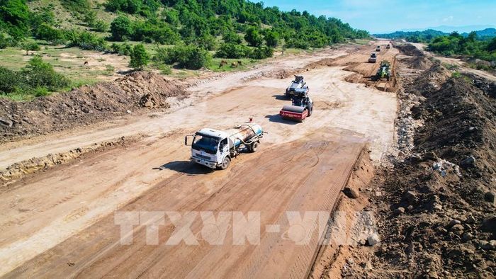 Thi công tuyến cao tốc Cam Lâm – Vĩnh Hảo đoạn qua địa bàn tỉnh Ninh Thuận. Ảnh: Nguyễn Thành – TTXVN