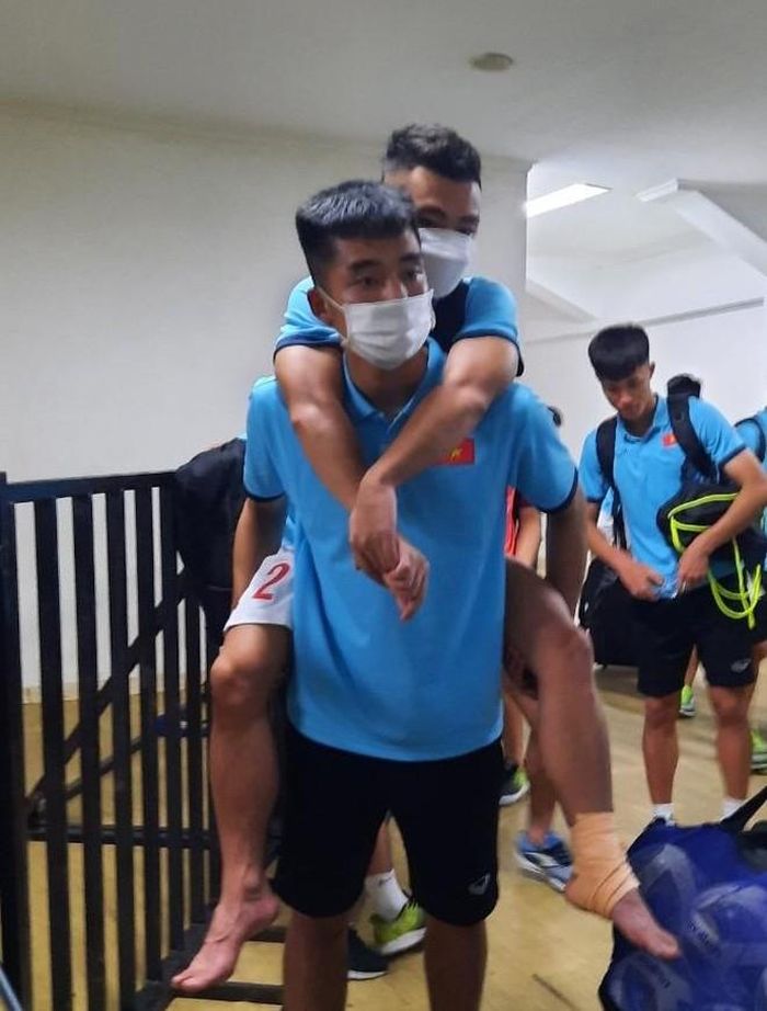 Anh Tú phải nhờ đồng đội cõng rời sân sau trận hòa Indonesia