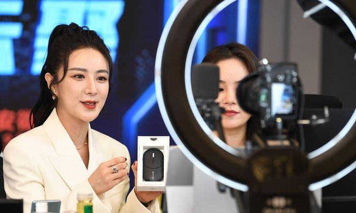  Sự biến mất của ngôi sao livestream bán hàng nổi tiếng nhất Trung Quốc như Vi Á tạo cơ hội cho các KOL kém tiếng hơn vươn lên. Ảnh: Global Times. 