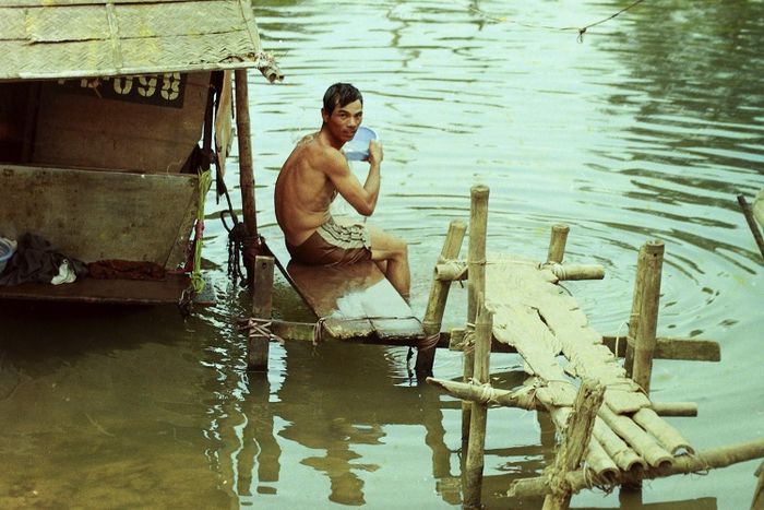 và cảnh tắm rửa trên sông Đông Ba. Ảnh chụp năm 2002