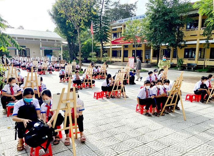 Học sinh vẽ tranh bảo vệ môi trường