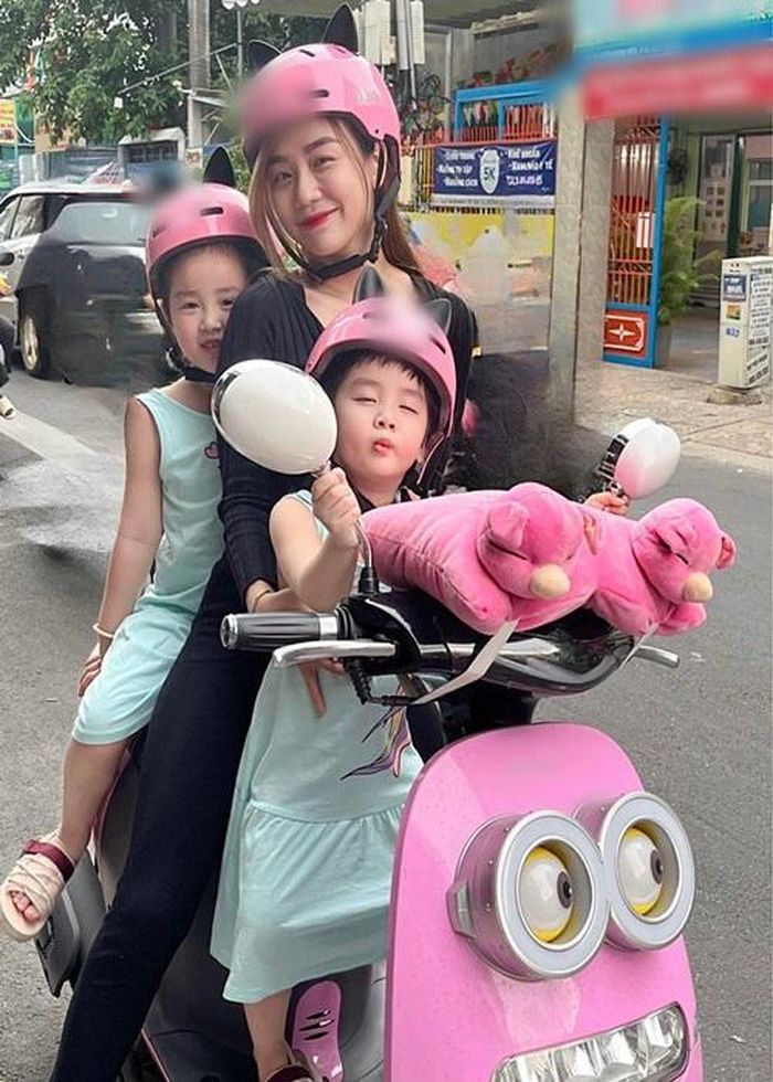 Cụ thể, một tài khoản Facebook để lại bình luận đánh giá Bảo Ngọc: "Thường thì mấy đứa này hay nuôi con một mình lắm". Nhanh chóng, Bảo Ngọc đáp trả: "Nuôi con một mình thì sao ta? Người ta cũng đâu có dùng tiền của bạn, chỉ dùng tiền của người ta để nuôi con mà. Đó là người khác sẽ nói như vậy. Còn em rất trân trọng, đề cao bình luận của bạn. Chúc bạn một ngày tốt lành nha".