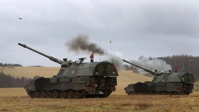 Hơn nữa những khẩu pháo tự hành PzH 2000 thường được Quân đội Ukraine bố trí sâu phía sau tiền tuyến ở khoảng cách trên 30 km, vì vậy không thể có chuyện lính Nga tập kích được và ung dung lái nó về phía quân mình.