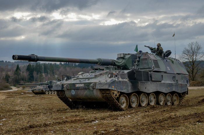 Ngày 23/6, Bộ trưởng Bộ Quốc phòng Ukraine Reznikov thông báo nước này đã nhận được một lô pháo tự hành PzH 2000 cỡ 155 mm do Đức sản xuất. Tổng cộng, Kyiv đã nhận được 12 hệ thống, 7 trong số đó do Đức cung cấp và 5 khẩu khác do Hà Lan chuyển giao .