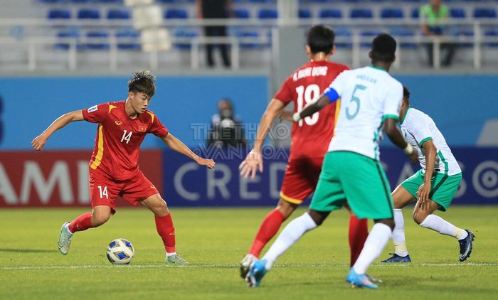 Văn Trường (số 14) là 1 trong 2 cầu thủ được tăng cường từ đội U23 Việt Nam. Ảnh Song Ngọc 