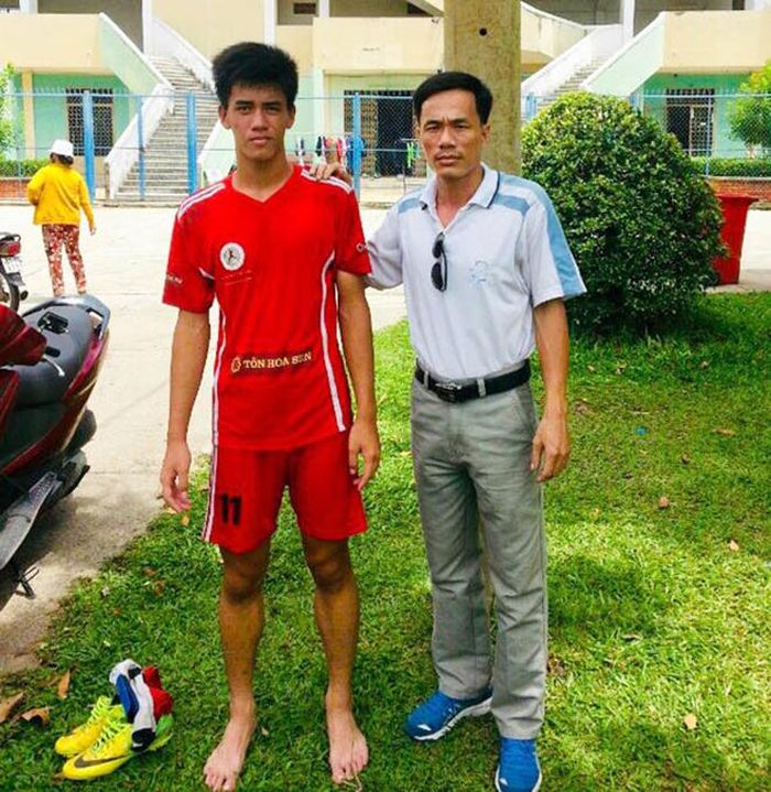 Tiến Linh cùng bố năm 2014. Ảnh: NVCC