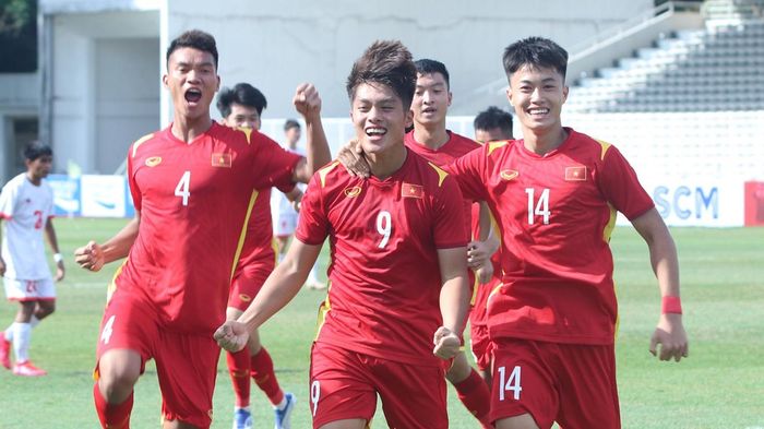Quốc Việt (số 9) đã lập cú đúp trước U19 Philippines. Ảnh VFF
