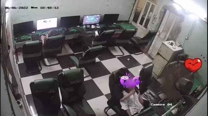 Theo đoạn clip, cả hai ngồi chung một chiếc ghế, sử dụng chung một chiếc máy tính. Cô gái ngồi phía trước, nam thanh niên ngồi sau liên tục ôm ấp cô gái và có những hành động phản cảm.
