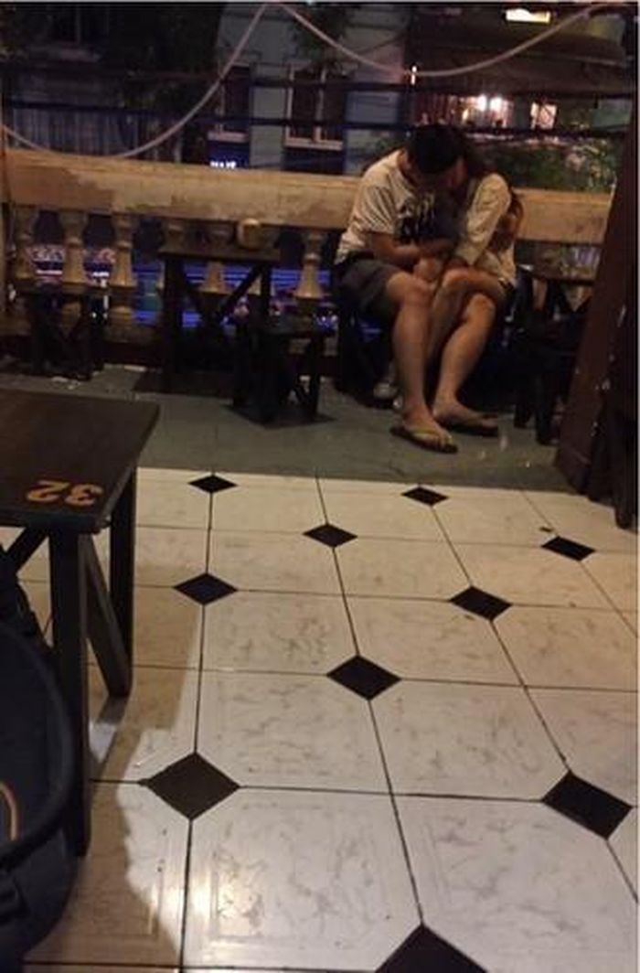 Phần đông mọi người bày tỏ phẫn nộ, gai mắt trước hành động phản cảm của hai cặp đôi trẻ giữa nơi công cộng.