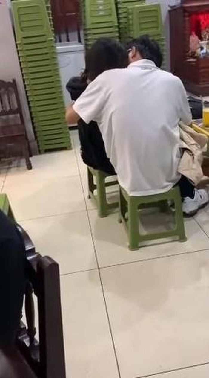 “Âu yếm thì đi nơi khác, mắc gì cứ vào tiệm internet âu yếm để ảnh hưởng đến người khác, từng bị chứng kiến thế này và cảm thấy rất khó chịu”, một cư dân mạng bình luận.