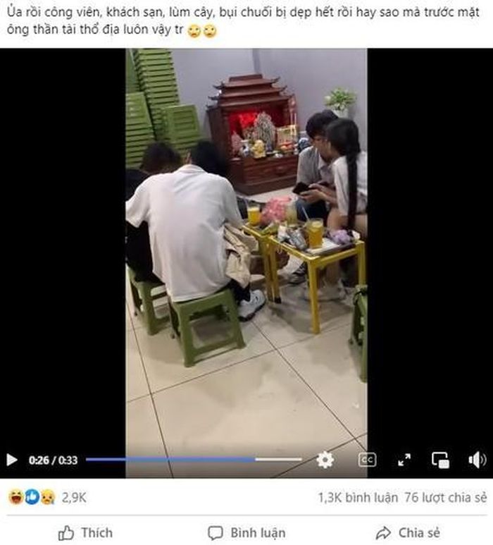 Đầu đoạn clip thanh niên có chỉnh lại tư thế ngồi và bàn tay cũng dơ cao lên phần ngực nhưng không chạm vào người cô gái.