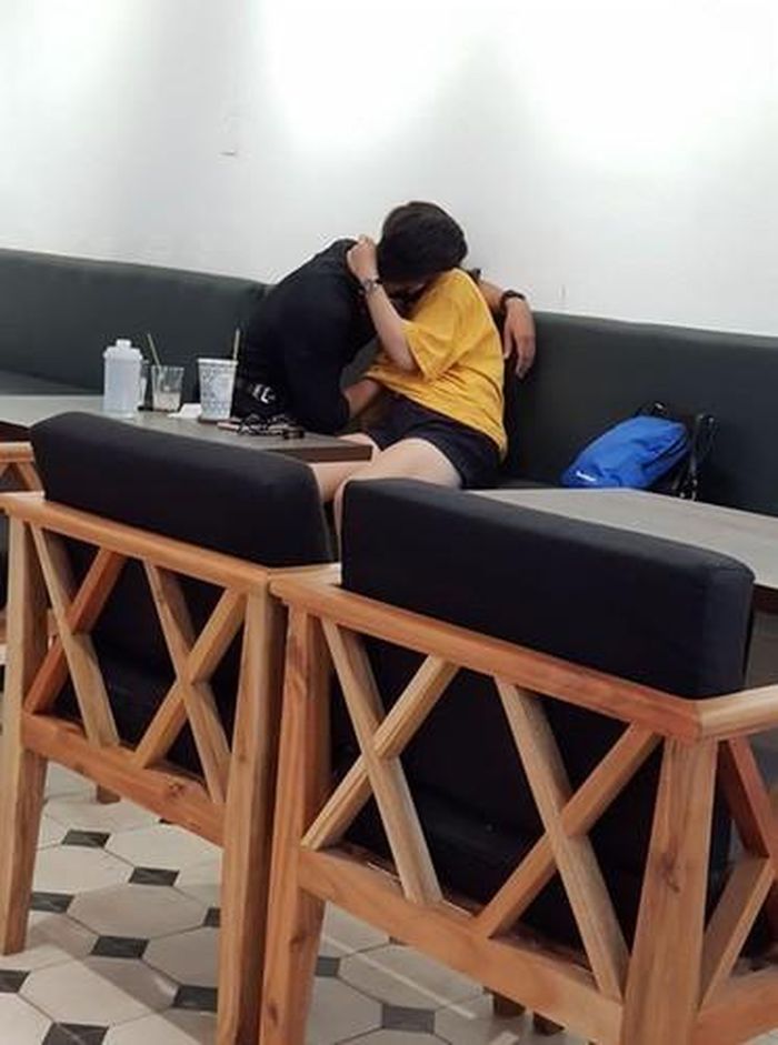 Dân mạng cũng "nổi điên" vì hành động vô duyên, vô ý thức của đôi nam nữ này khi diễn cảnh yêu đương giữa quán cafe.