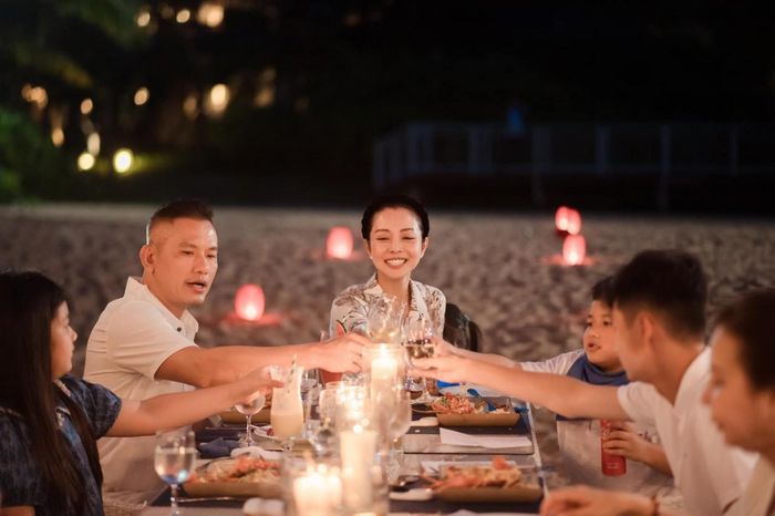Không khí đầm ấm của buổi tiệc.