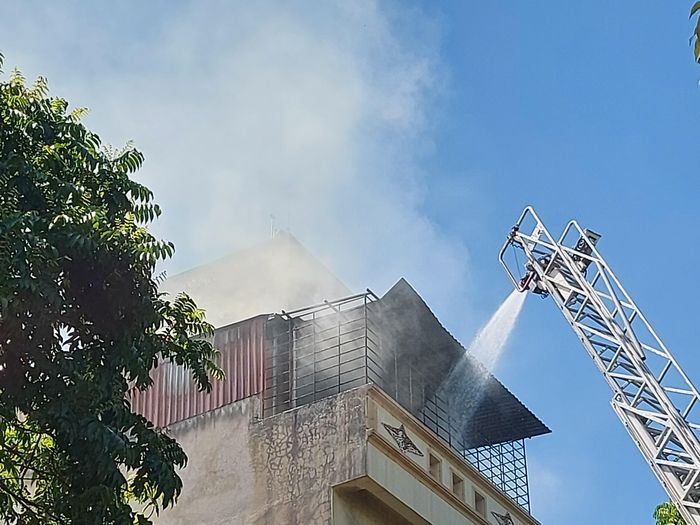 Tầng 3 của căn nhà được rào kín bằng khung sắt, khó tiếp cận, do đó, lực lượng chức năng phải dùng thiết bị chuyên dụng để dập lửa.