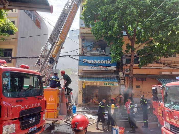 Khói đen có mùi khét bao trùm toàn bộ căn nhà khiến việc chữa cháy gặp nhiều khó khăn.