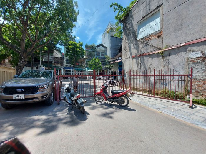 Khu vực xung quanh đám cháy được rào kín để hạn chế người qua lại.