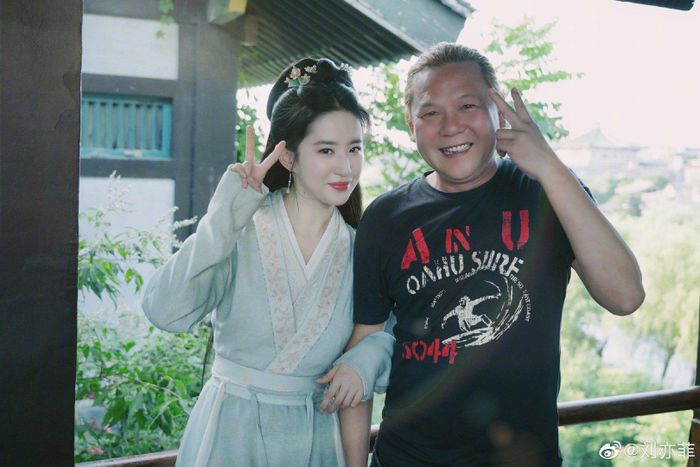  Lưu Diệc Phi chụp ảnh cùng nhân viên đoàn phim. Cô được nhận xét thân thiện, hòa nhã. Trên Sina, nam diễn viên Từ Hải Kiều chia sẻ được Lưu Diệc Phi chủ động đề nghị chụp ảnh cùng anh. Từ Hải Kiều là fan của "thần tiên tỷ tỷ". Anh nhận đóng vai phản diện trong Mộng hoa lục vì hâm mộ cô. Từ Hải Kiều cho biết trong quá trình quay phim hồi hộp, thổn thức đến mất ngủ vì nữ chính. 