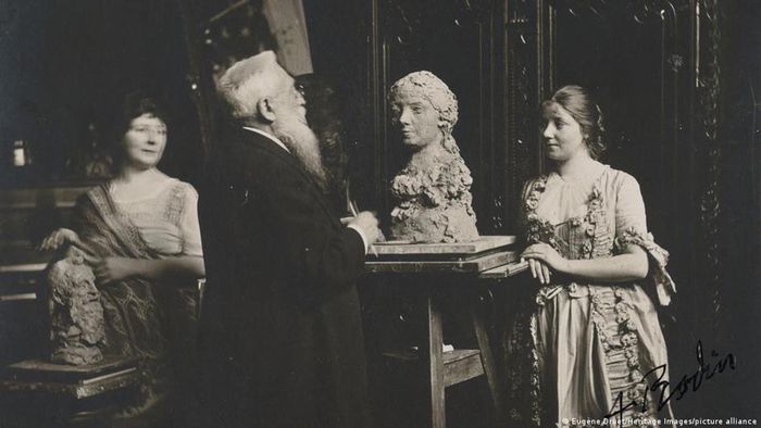 Auguste Rodin khi làm việc