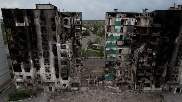 Một tòa nhà ở Ukraine bị hư hại trong chiến tranh. Ảnh: Bloomberg