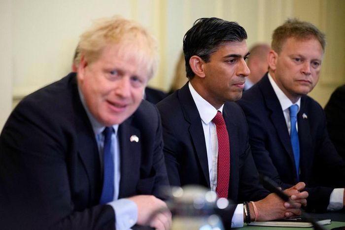 Bộ trưởng Tài chính Anh Rishi Sunak (phải) ngồi cạnh Thủ tướng Anh Boris Johnson. Ảnh: Reuters