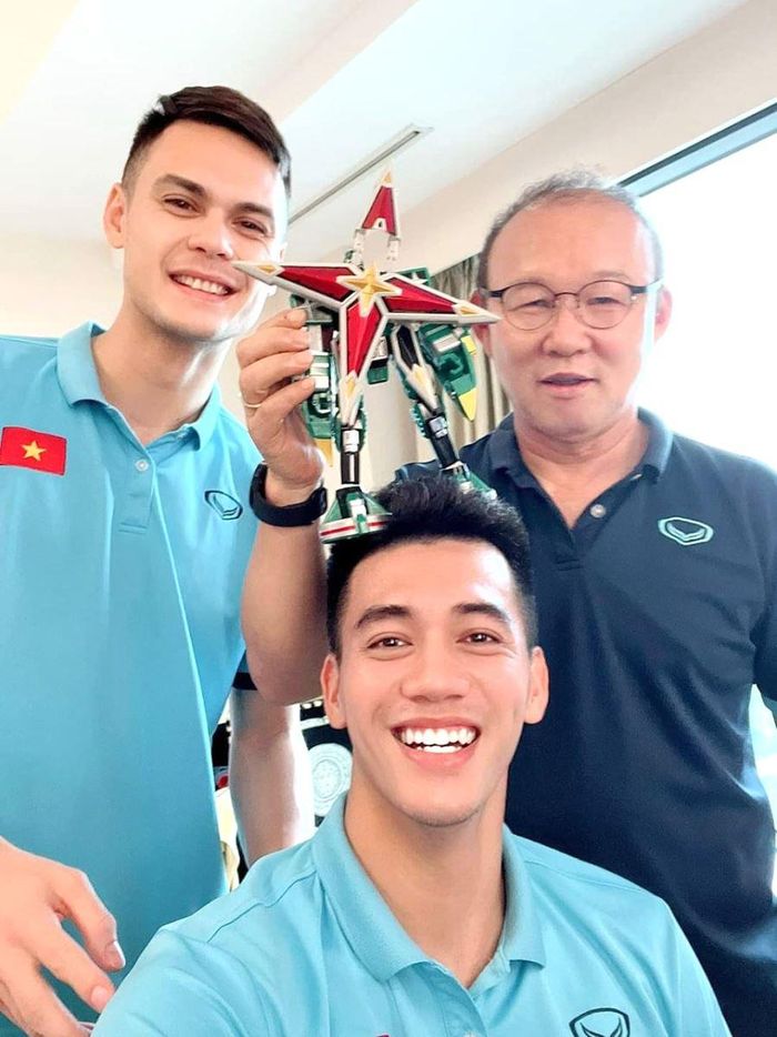 Phút vui vẻ đời thường giữa 3 thầy trò. Ảnh: NVCC