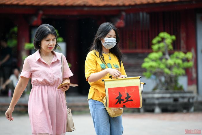 Nhiều phụ huynh đưa các con đến Văn Miếu trước các kỳ thi quan trọng để nhằm giải tỏa tâm lý lo lắng của các con.
