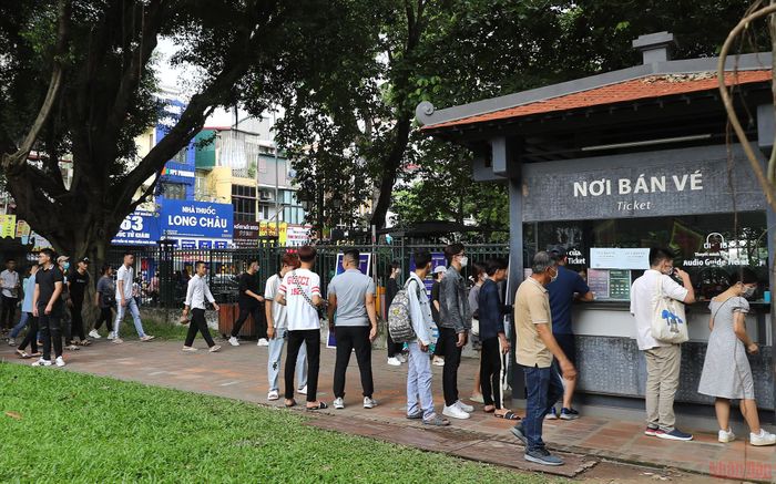 Trước khi diễn ra kỳ thi tốt nghiệp THPT, hàng trăm sĩ tử cùng phụ huynh đã đến Văn Miếu - Quốc Tử Giám (Hà Nội).